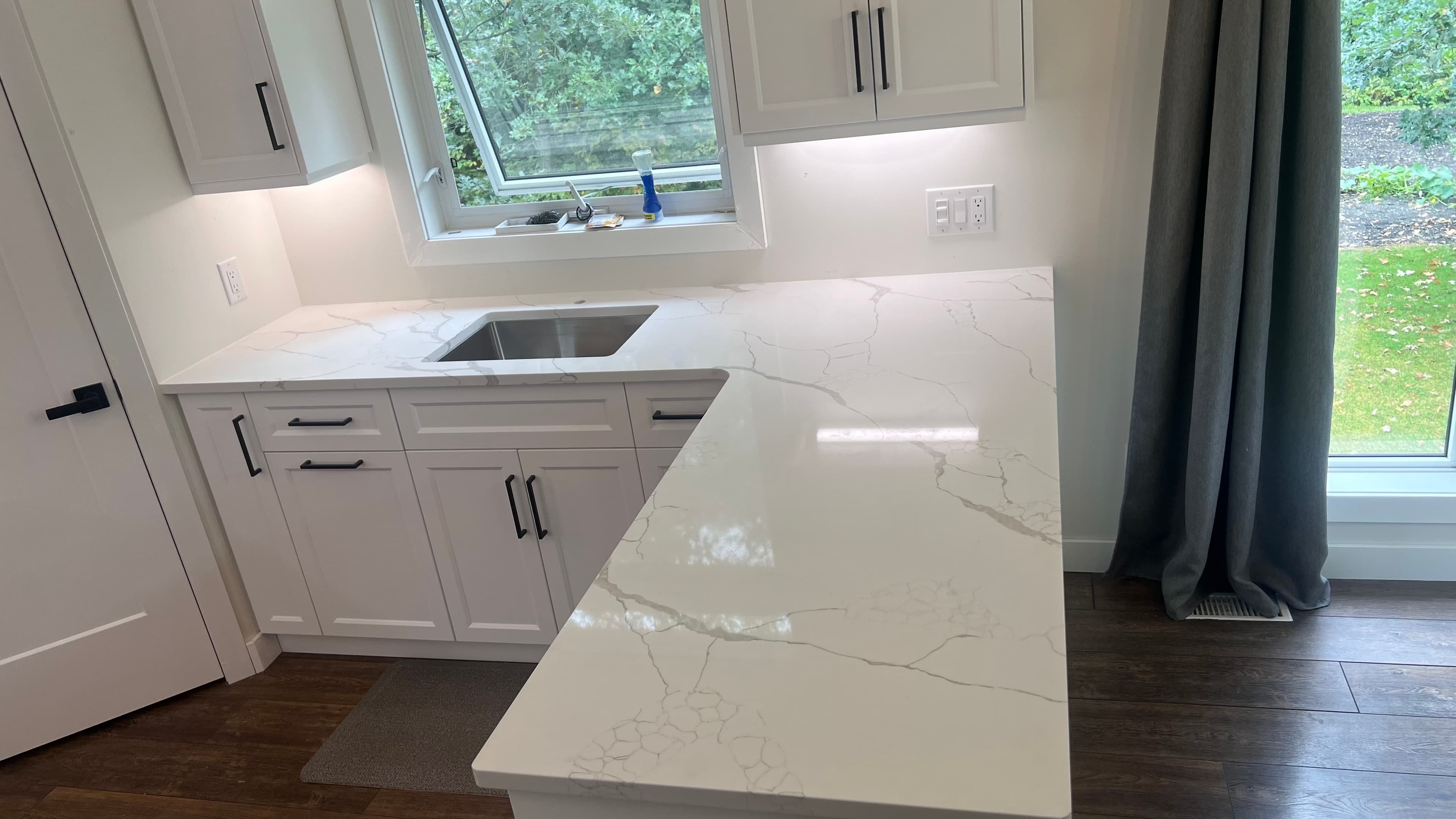 Statuario Quartz countertop, Family bath vanity set, in Charleswood, Winnipeg